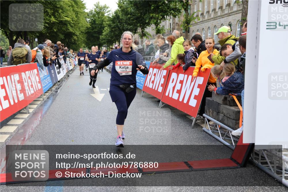 14.06.2026 - REWE Women's Run Strokosch-Dieckow http://msf.ph/oto/9786880 14.06.2026 10:11:10 Ziel 10140, 10499, 10514, 11328 meine-sportfotos.de