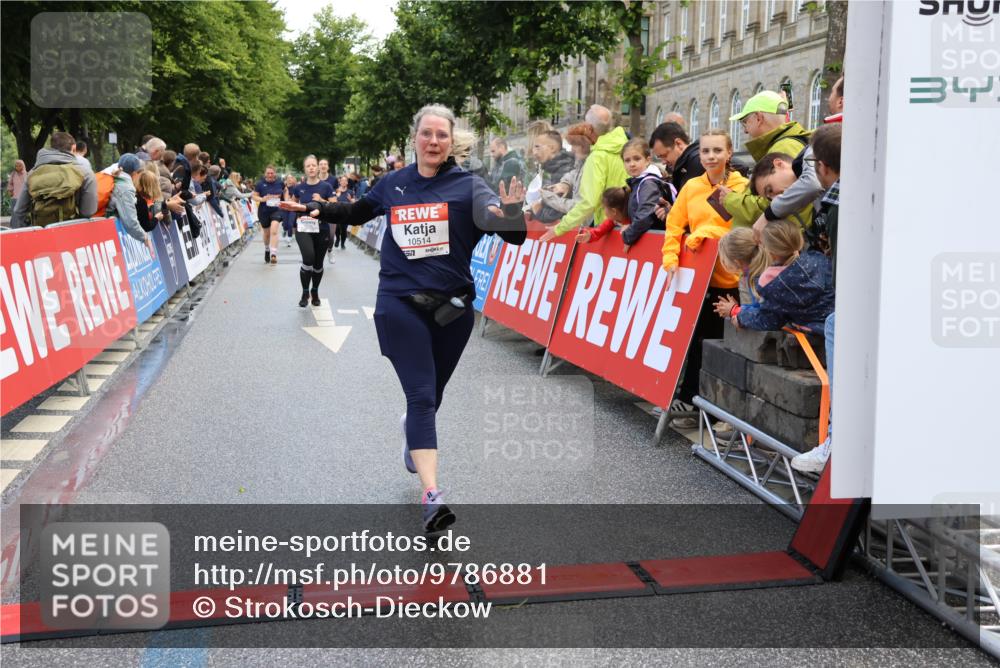 14.06.2026 - REWE Women's Run Strokosch-Dieckow http://msf.ph/oto/9786881 14.06.2026 10:11:10 Ziel 10140, 10499, 10514, 11328 meine-sportfotos.de