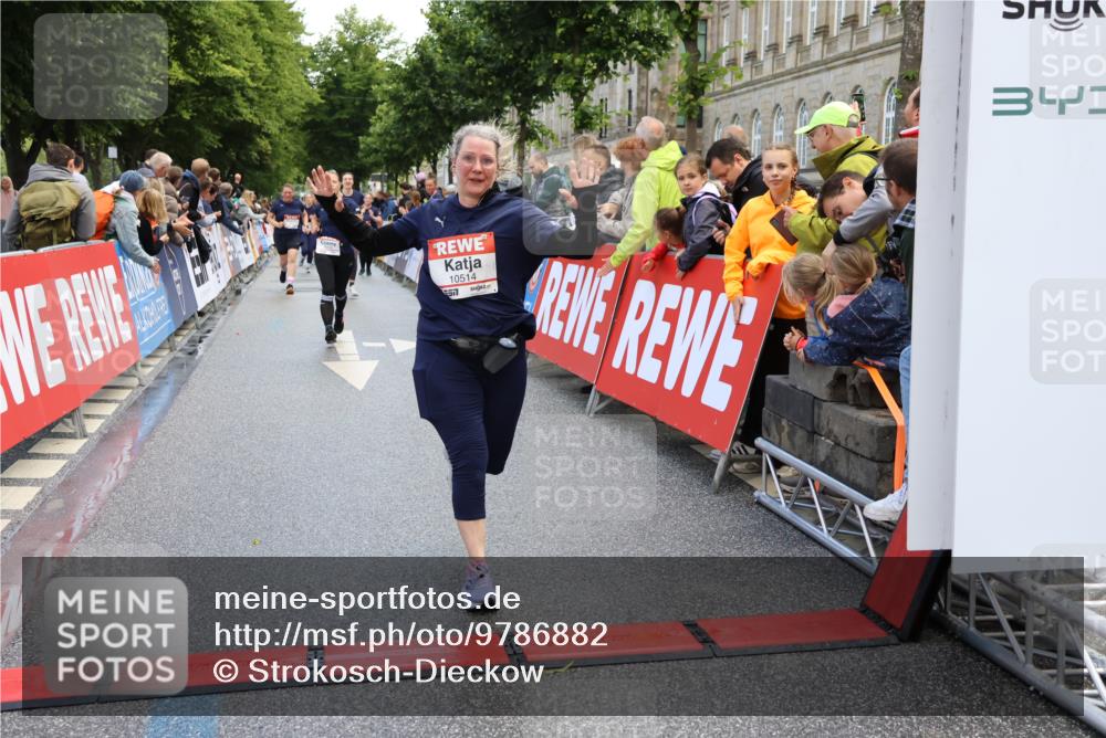14.06.2026 - REWE Women's Run Strokosch-Dieckow http://msf.ph/oto/9786882 14.06.2026 10:11:10 Ziel 10140, 10499, 10514, 11328 meine-sportfotos.de