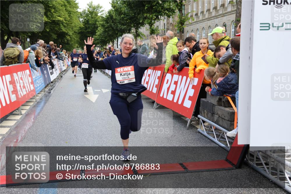 14.06.2026 - REWE Women's Run Strokosch-Dieckow http://msf.ph/oto/9786883 14.06.2026 10:11:10 Ziel 10140, 10499, 10514, 11328 meine-sportfotos.de
