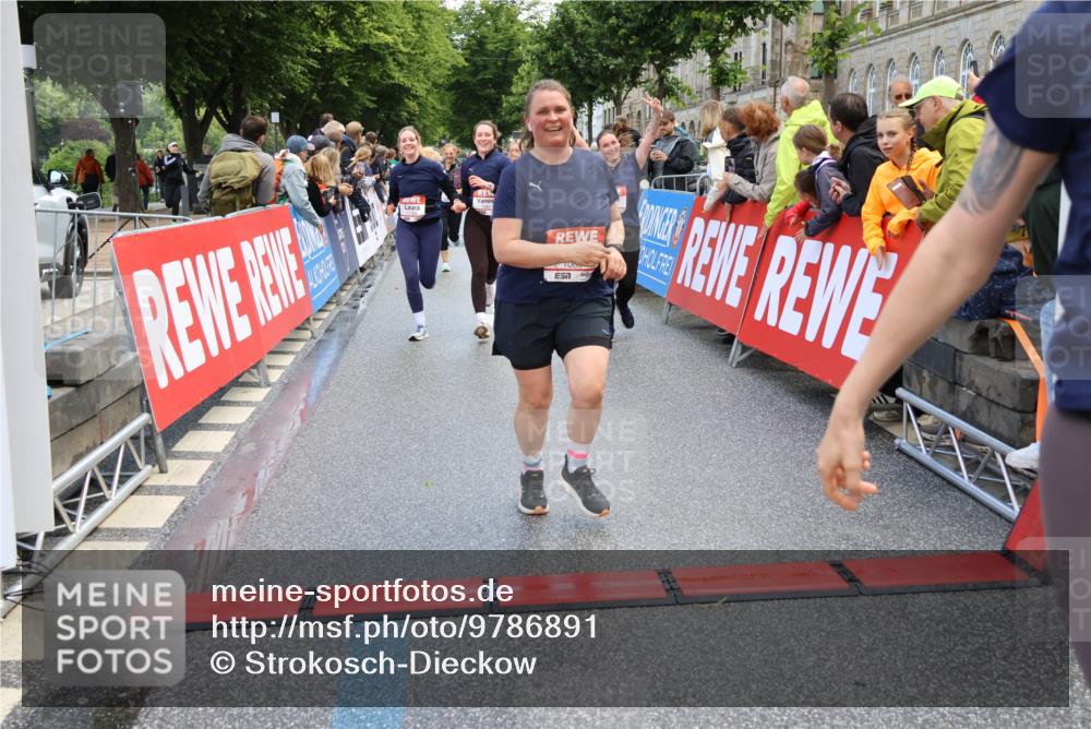 14.06.2026 - REWE Women's Run Strokosch-Dieckow http://msf.ph/oto/9786891 14.06.2026 10:11:16 Ziel 10140, 10499, 10514, 10821, 10834, 10985, 11124, 11328, 11450, 11451 meine-sportfotos.de