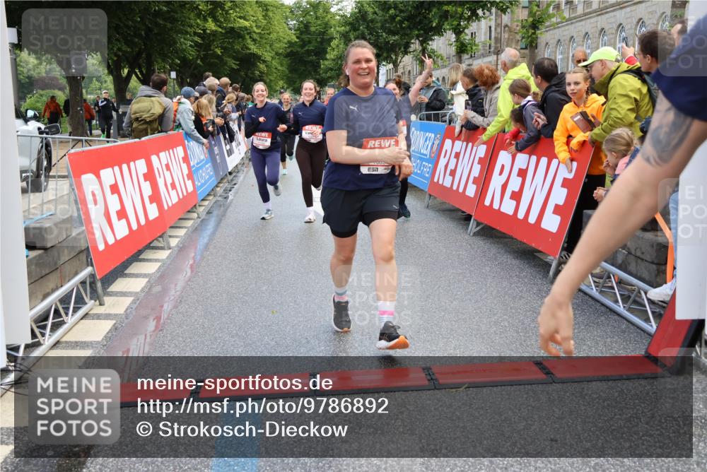 14.06.2026 - REWE Women's Run Strokosch-Dieckow http://msf.ph/oto/9786892 14.06.2026 10:11:16 Ziel 10140, 10499, 10514, 10821, 10834, 10985, 11124, 11328, 11450, 11451 meine-sportfotos.de