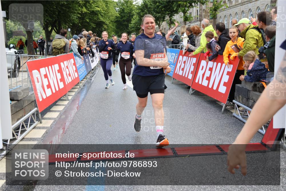 14.06.2026 - REWE Women's Run Strokosch-Dieckow http://msf.ph/oto/9786893 14.06.2026 10:11:16 Ziel 10140, 10499, 10514, 10821, 10834, 10985, 11124, 11328, 11450, 11451 meine-sportfotos.de