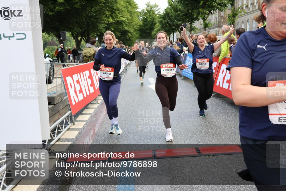 14.06.2026 - REWE Women's Run Strokosch-Dieckow http://msf.ph/oto/9786898 14.06.2026 10:11:17 Ziel 10140, 10429, 10468, 10514, 10821, 10834, 10985, 11124, 11328, 11450, 11451 meine-sportfotos.de