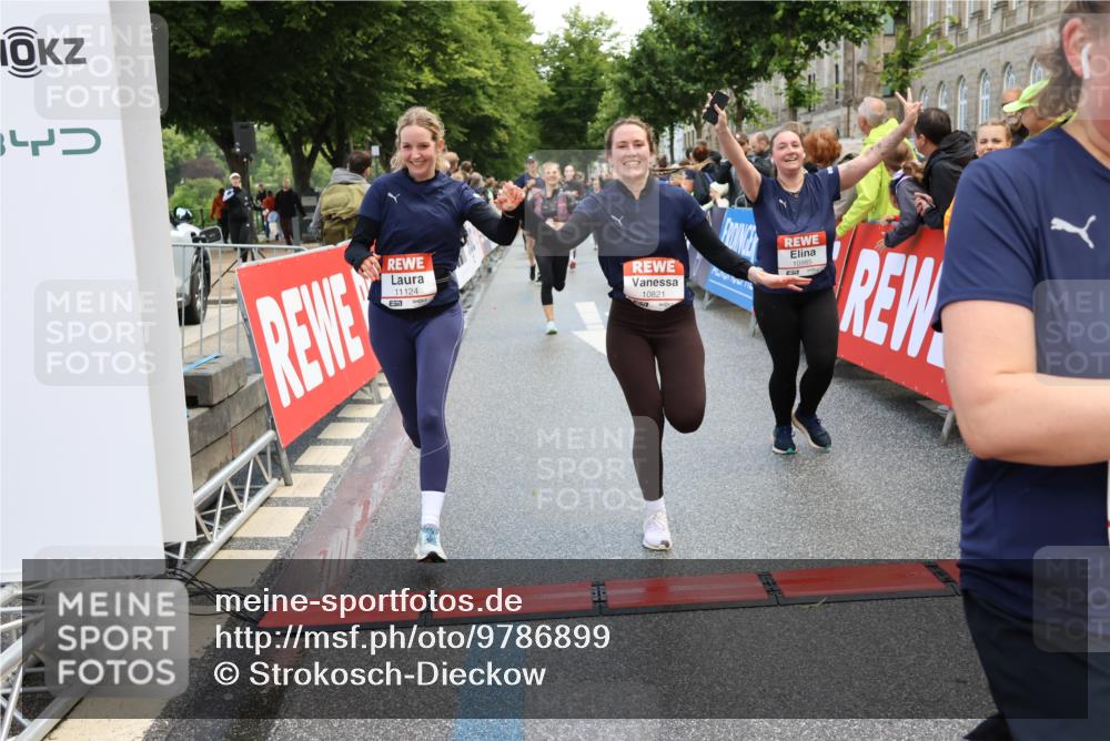 14.06.2026 - REWE Women's Run Strokosch-Dieckow http://msf.ph/oto/9786899 14.06.2026 10:11:17 Ziel 10140, 10429, 10468, 10514, 10821, 10834, 10985, 11124, 11328, 11450, 11451 meine-sportfotos.de