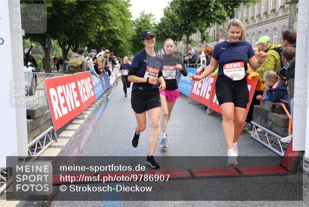 14.06.2026 - REWE Women's Run Strokosch-Dieckow http://msf.ph/oto/9786907 14.06.2026 10:11:22 Ziel 10053, 10111, 10406, 10429, 10468, 10821, 10834, 10985, 11124, 11328, 11450, 11451, 11500 meine-sportfotos.de