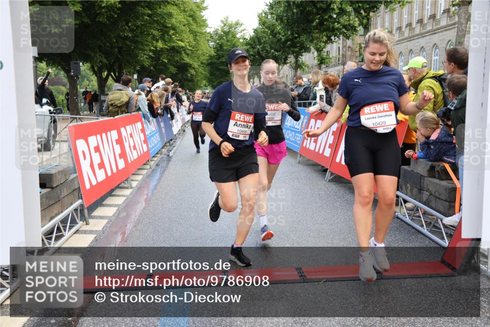 14.06.2026 - REWE Women's Run Strokosch-Dieckow http://msf.ph/oto/9786908 14.06.2026 10:11:22 Ziel 10053, 10111, 10406, 10429, 10468, 10821, 10834, 10985, 11124, 11328, 11450, 11451, 11500 meine-sportfotos.de