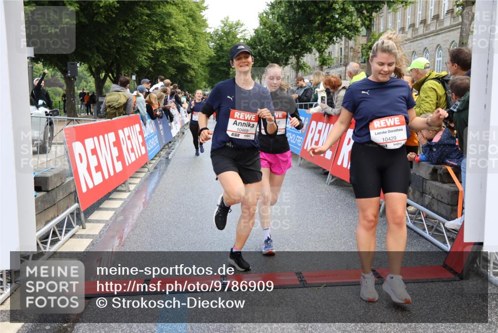 14.06.2026 - REWE Women's Run Strokosch-Dieckow http://msf.ph/oto/9786909 14.06.2026 10:11:22 Ziel 10053, 10111, 10406, 10429, 10468, 10821, 10834, 10985, 11124, 11328, 11450, 11451, 11500 meine-sportfotos.de