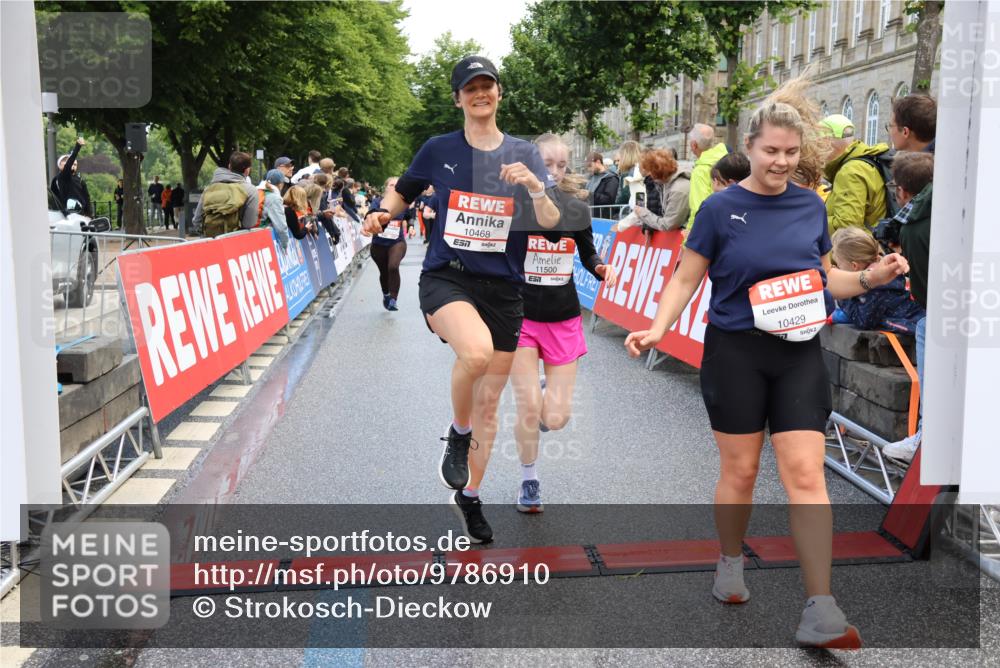 14.06.2026 - REWE Women's Run Strokosch-Dieckow http://msf.ph/oto/9786910 14.06.2026 10:11:22 Ziel 10053, 10111, 10406, 10429, 10468, 10821, 10834, 10985, 11124, 11328, 11450, 11451, 11500 meine-sportfotos.de