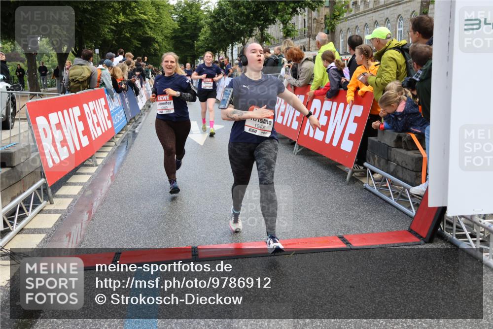 14.06.2026 - REWE Women's Run Strokosch-Dieckow http://msf.ph/oto/9786912 14.06.2026 10:11:24 Ziel 10053, 10111, 10406, 10429, 10468, 10821, 10985, 11124, 11450, 11451, 11500 meine-sportfotos.de