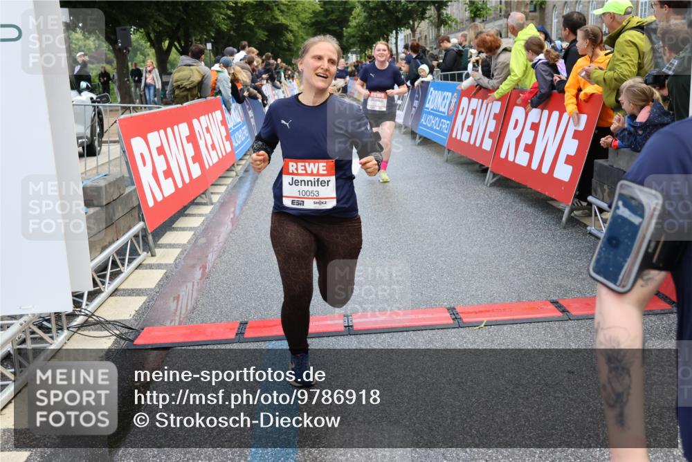 14.06.2026 - REWE Women's Run Strokosch-Dieckow http://msf.ph/oto/9786918 14.06.2026 10:11:24 Ziel 10053, 10111, 10406, 10429, 10468, 10821, 10985, 11124, 11450, 11451, 11500 meine-sportfotos.de