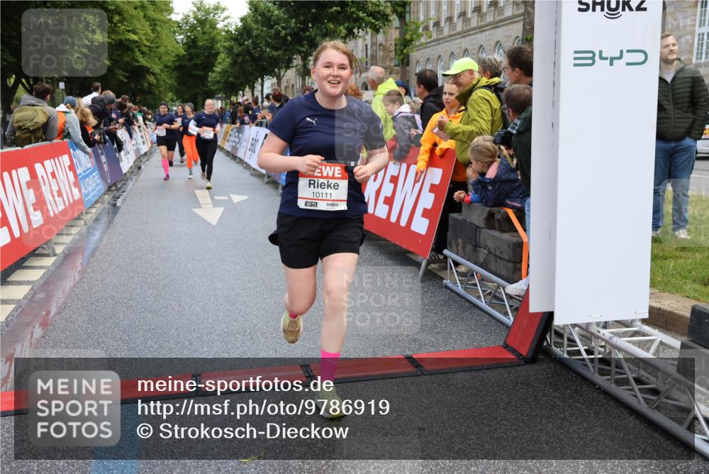 14.06.2026 - REWE Women's Run Strokosch-Dieckow http://msf.ph/oto/9786919 14.06.2026 10:11:27 Ziel 10053, 10111, 10406, 10429, 10468, 10690, 11217, 11355, 11450, 11451, 11500 meine-sportfotos.de