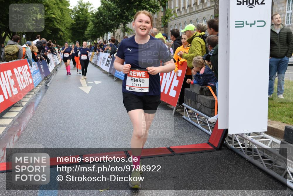 14.06.2026 - REWE Women's Run Strokosch-Dieckow http://msf.ph/oto/9786922 14.06.2026 10:11:27 Ziel 10053, 10111, 10406, 10429, 10468, 10690, 11217, 11355, 11450, 11451, 11500 meine-sportfotos.de