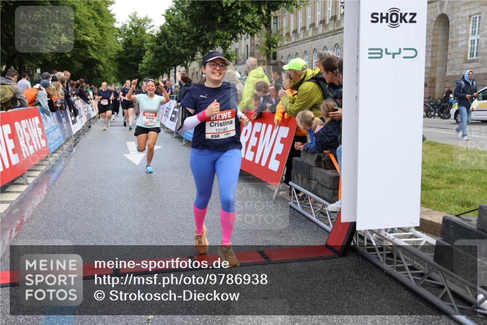 14.06.2026 - REWE Women's Run Strokosch-Dieckow http://msf.ph/oto/9786938 14.06.2026 10:11:41 Ziel 10180, 10240, 10258, 10606, 11260, 11488 meine-sportfotos.de