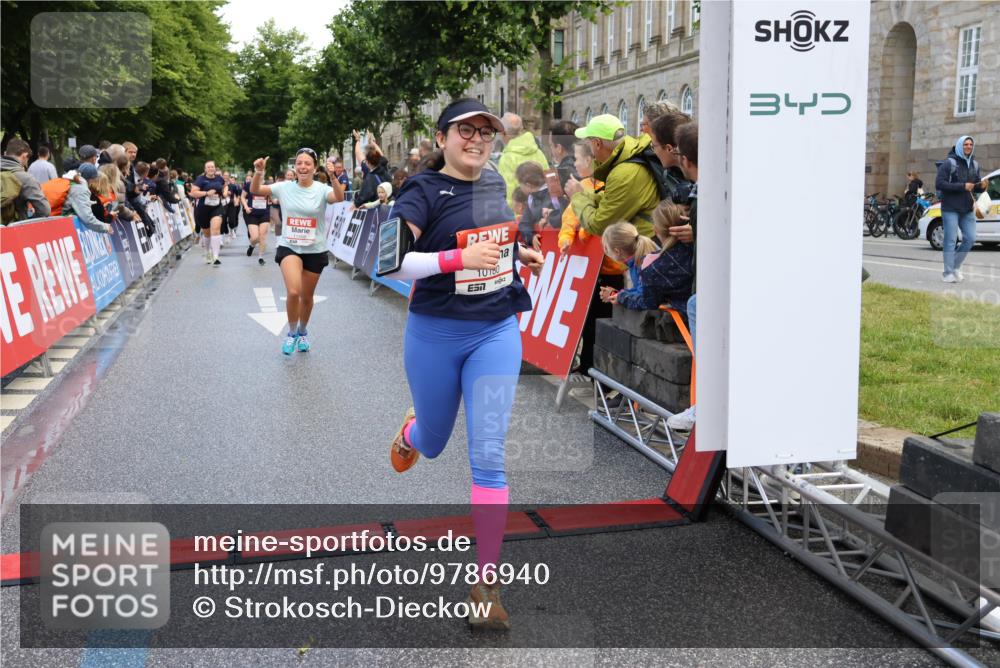 14.06.2026 - REWE Women's Run Strokosch-Dieckow http://msf.ph/oto/9786940 14.06.2026 10:11:41 Ziel 10180, 10240, 10258, 10606, 11260, 11488 meine-sportfotos.de