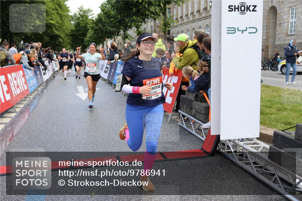 14.06.2026 - REWE Women's Run Strokosch-Dieckow http://msf.ph/oto/9786941 14.06.2026 10:11:41 Ziel 10180, 10240, 10258, 10606, 11260, 11488 meine-sportfotos.de