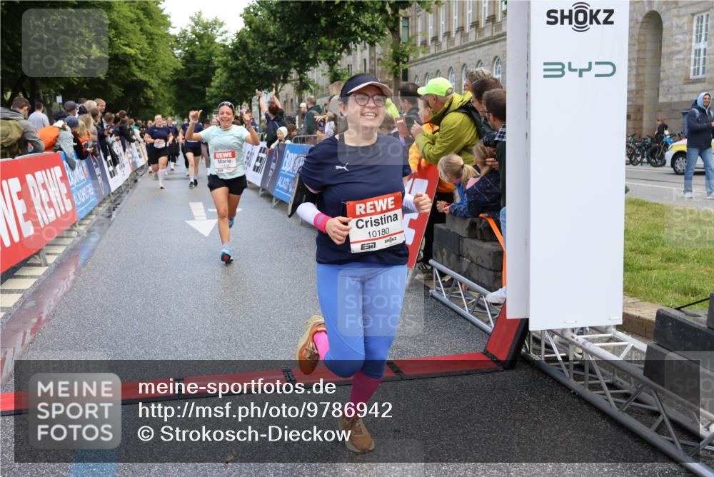 14.06.2026 - REWE Women's Run Strokosch-Dieckow http://msf.ph/oto/9786942 14.06.2026 10:11:41 Ziel 10180, 10240, 10258, 10606, 11260, 11488 meine-sportfotos.de