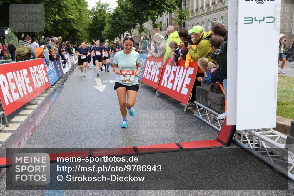 14.06.2026 - REWE Women's Run Strokosch-Dieckow http://msf.ph/oto/9786943 14.06.2026 10:11:42 Ziel 10180, 10240, 10258, 11017, 11260, 11488 meine-sportfotos.de