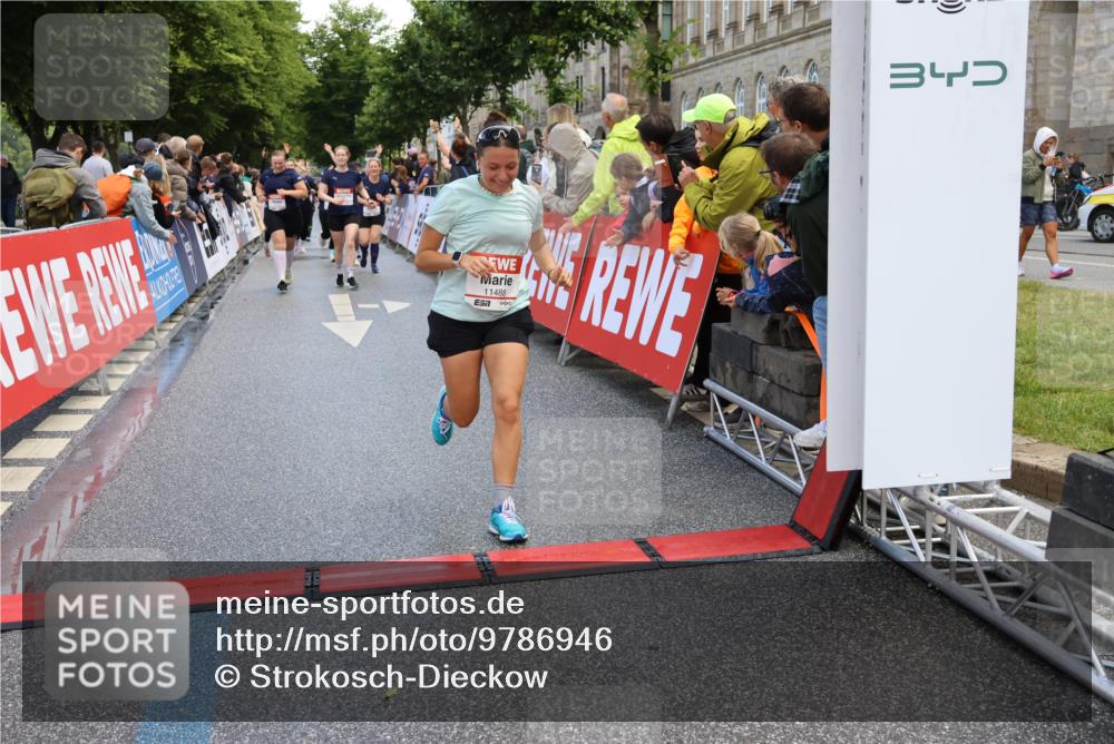 14.06.2026 - REWE Women's Run Strokosch-Dieckow http://msf.ph/oto/9786946 14.06.2026 10:11:42 Ziel 10180, 10240, 10258, 11017, 11260, 11488 meine-sportfotos.de