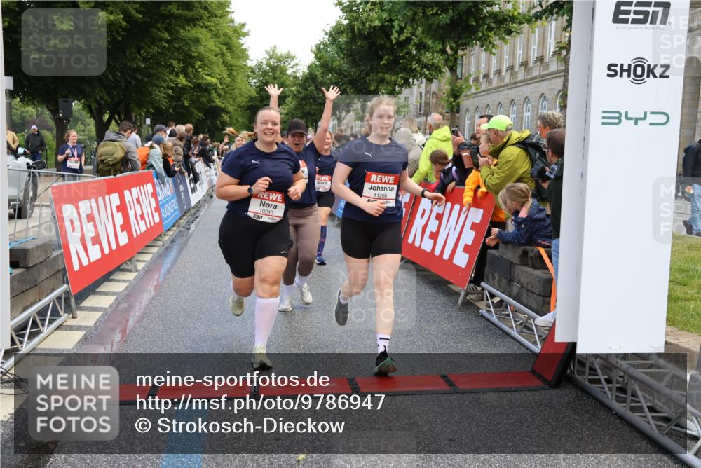 14.06.2026 - REWE Women's Run Strokosch-Dieckow http://msf.ph/oto/9786947 14.06.2026 10:11:45 Ziel 10001, 10002, 10003, 10004, 10180, 10240, 10254, 10734, 11017, 11260, 11488 meine-sportfotos.de