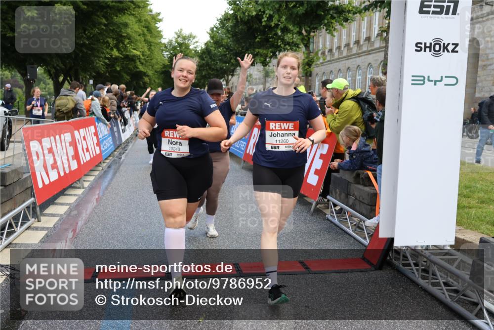 14.06.2026 - REWE Women's Run Strokosch-Dieckow http://msf.ph/oto/9786952 14.06.2026 10:11:46 Ziel 10001, 10002, 10003, 10004, 10005, 10137, 10180, 10240, 10254, 10734, 11017, 11260, 11488, 11495 meine-sportfotos.de