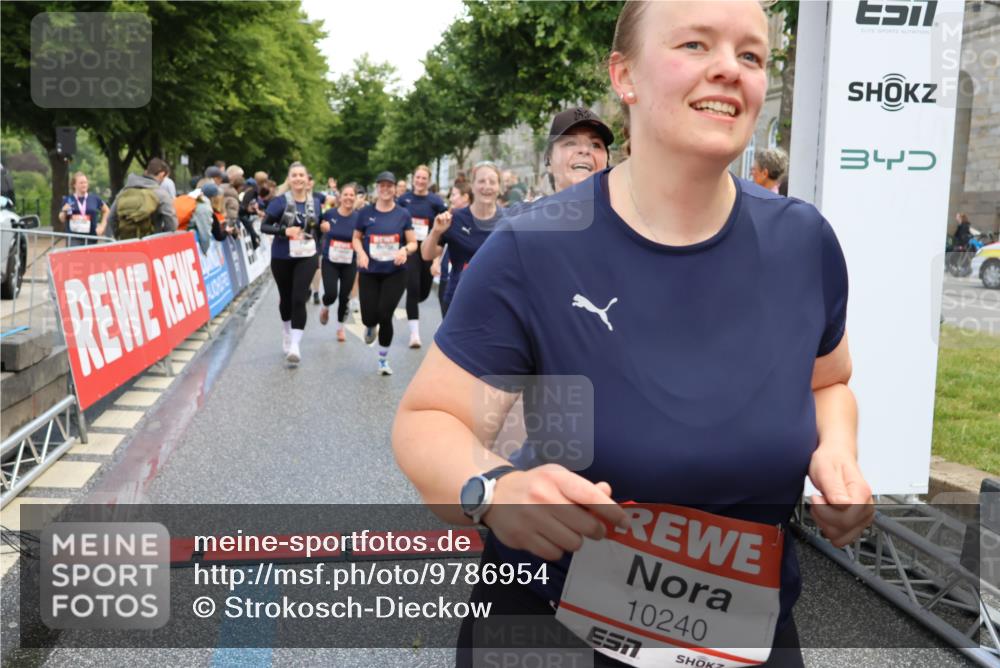 14.06.2026 - REWE Women's Run Strokosch-Dieckow http://msf.ph/oto/9786954 14.06.2026 10:11:47 Ziel 10001, 10002, 10003, 10004, 10005, 10130, 10137, 10180, 10240, 10254, 10734, 10981, 11017, 11260, 11488, 11495 meine-sportfotos.de