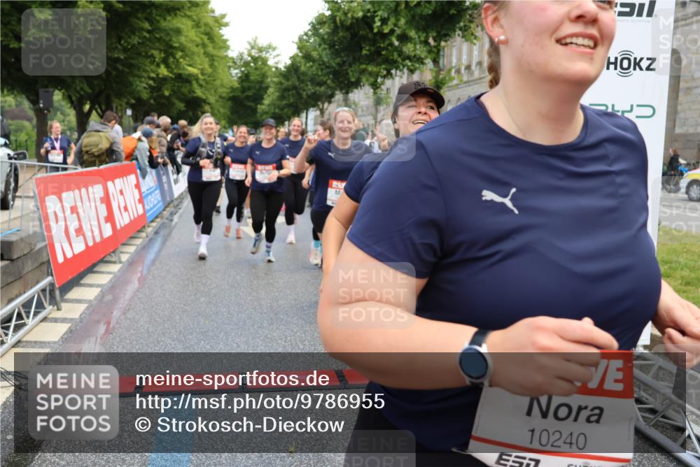 14.06.2026 - REWE Women's Run Strokosch-Dieckow http://msf.ph/oto/9786955 14.06.2026 10:11:47 Ziel 10001, 10002, 10003, 10004, 10005, 10130, 10137, 10180, 10240, 10254, 10734, 10981, 11017, 11260, 11488, 11495 meine-sportfotos.de