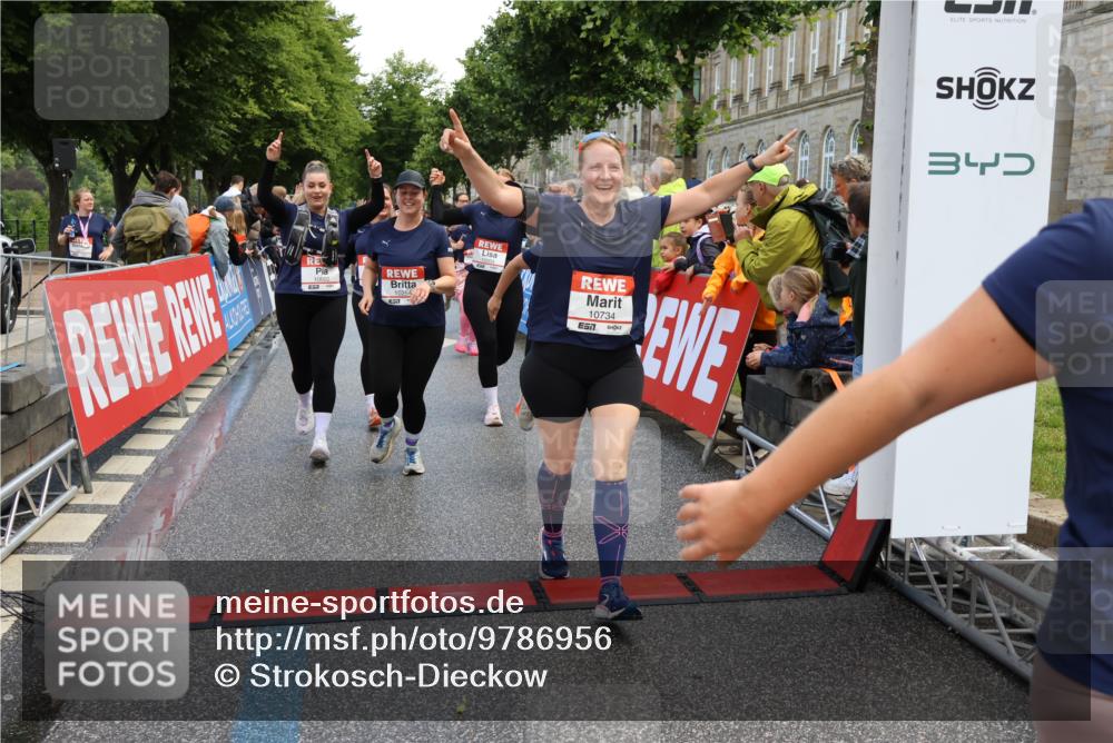 14.06.2026 - REWE Women's Run Strokosch-Dieckow http://msf.ph/oto/9786956 14.06.2026 10:11:47 Ziel 10001, 10002, 10003, 10004, 10005, 10130, 10137, 10180, 10240, 10254, 10734, 10981, 11017, 11260, 11488, 11495 meine-sportfotos.de