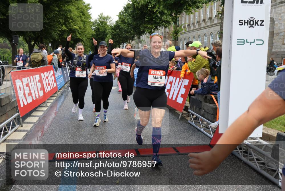 14.06.2026 - REWE Women's Run Strokosch-Dieckow http://msf.ph/oto/9786957 14.06.2026 10:11:48 Ziel 10001, 10002, 10003, 10004, 10005, 10130, 10137, 10180, 10240, 10254, 10734, 10981, 11017, 11260, 11488, 11495 meine-sportfotos.de