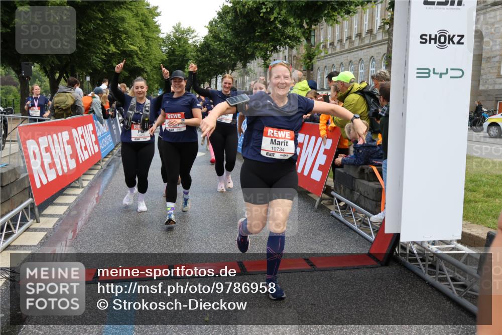 14.06.2026 - REWE Women's Run Strokosch-Dieckow http://msf.ph/oto/9786958 14.06.2026 10:11:48 Ziel 10001, 10002, 10003, 10004, 10005, 10130, 10137, 10180, 10240, 10254, 10734, 10981, 11017, 11260, 11488, 11495 meine-sportfotos.de