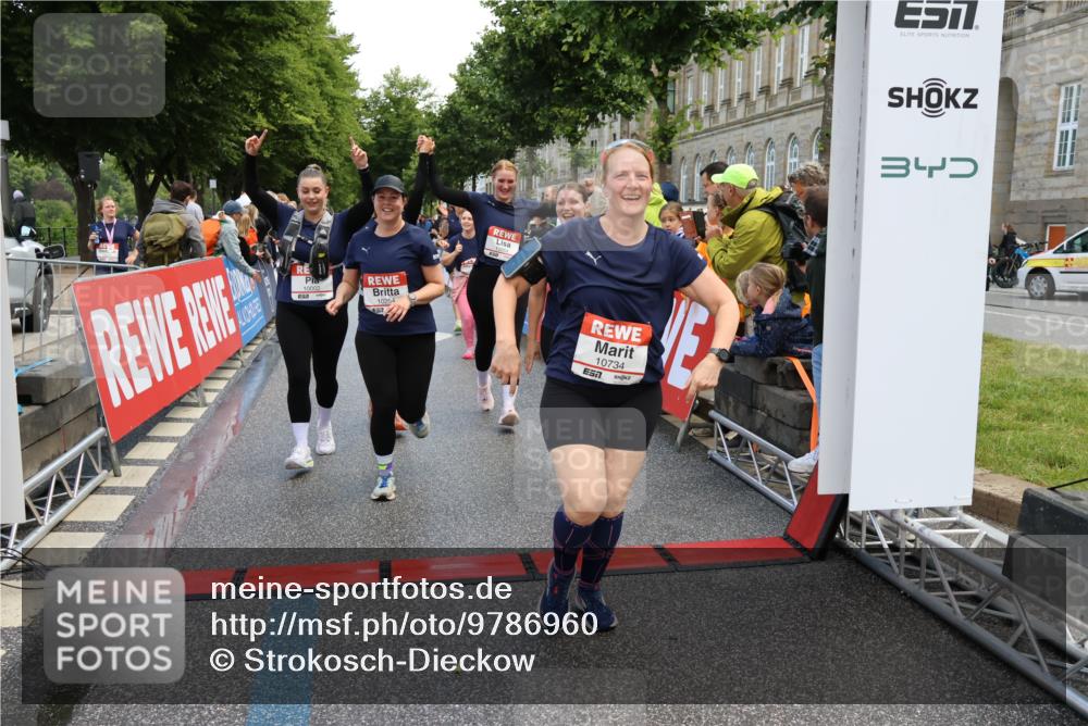14.06.2026 - REWE Women's Run Strokosch-Dieckow http://msf.ph/oto/9786960 14.06.2026 10:11:48 Ziel 10001, 10002, 10003, 10004, 10005, 10130, 10137, 10180, 10240, 10254, 10734, 10981, 11017, 11260, 11488, 11495 meine-sportfotos.de