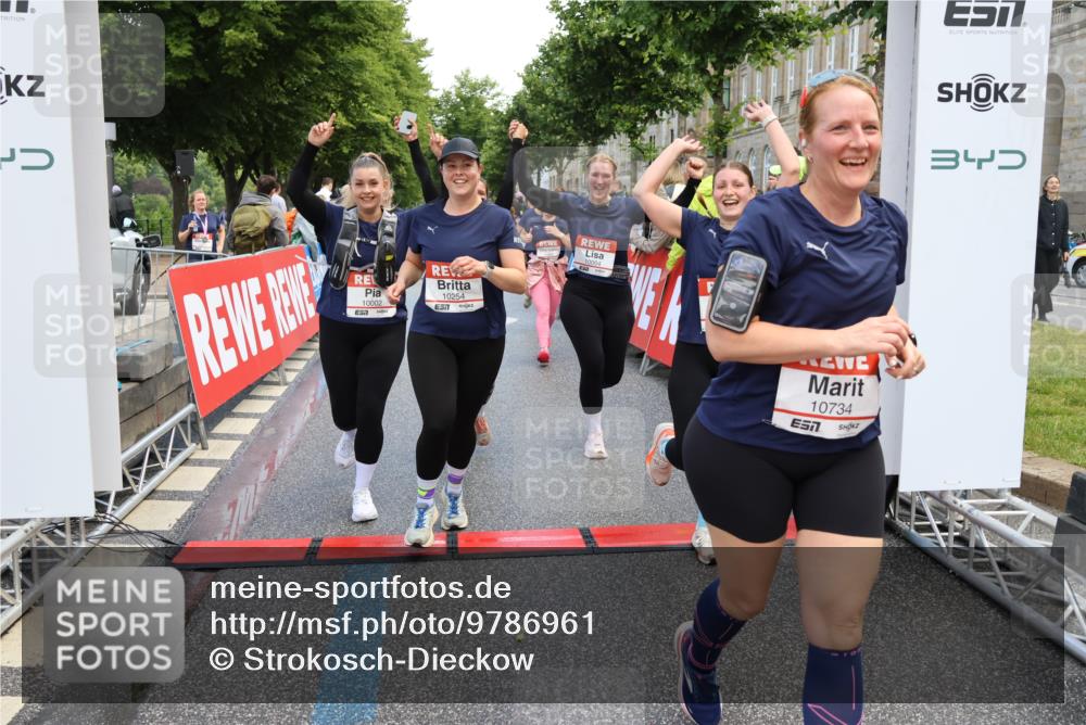 14.06.2026 - REWE Women's Run Strokosch-Dieckow http://msf.ph/oto/9786961 14.06.2026 10:11:48 Ziel 10001, 10002, 10003, 10004, 10005, 10130, 10137, 10180, 10240, 10254, 10734, 10981, 11017, 11260, 11488, 11495 meine-sportfotos.de