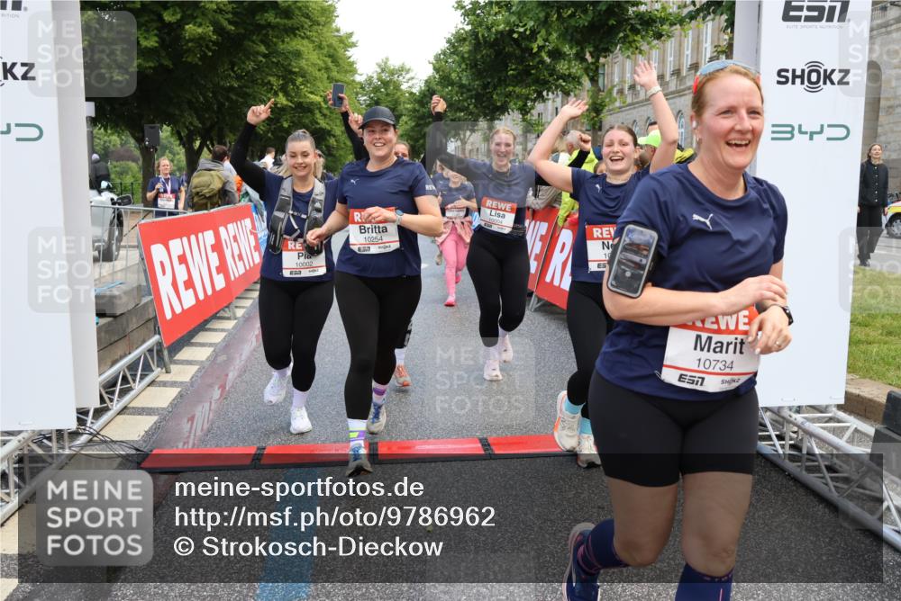 14.06.2026 - REWE Women's Run Strokosch-Dieckow http://msf.ph/oto/9786962 14.06.2026 10:11:48 Ziel 10001, 10002, 10003, 10004, 10005, 10130, 10137, 10180, 10240, 10254, 10734, 10981, 11017, 11260, 11488, 11495 meine-sportfotos.de