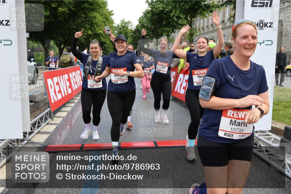 14.06.2026 - REWE Women's Run Strokosch-Dieckow http://msf.ph/oto/9786963 14.06.2026 10:11:48 Ziel 10001, 10002, 10003, 10004, 10005, 10130, 10137, 10180, 10240, 10254, 10734, 10981, 11017, 11260, 11488, 11495 meine-sportfotos.de