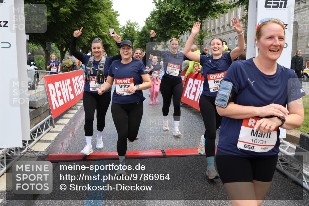 14.06.2026 - REWE Women's Run Strokosch-Dieckow http://msf.ph/oto/9786964 14.06.2026 10:11:48 Ziel 10001, 10002, 10003, 10004, 10005, 10130, 10137, 10180, 10240, 10254, 10734, 10981, 11017, 11260, 11488, 11495 meine-sportfotos.de