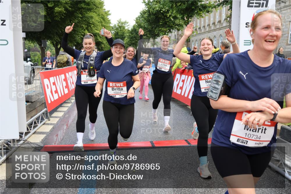 14.06.2026 - REWE Women's Run Strokosch-Dieckow http://msf.ph/oto/9786965 14.06.2026 10:11:49 Ziel 10001, 10002, 10003, 10004, 10005, 10130, 10137, 10240, 10254, 10734, 10981, 11017, 11260, 11488, 11495 meine-sportfotos.de