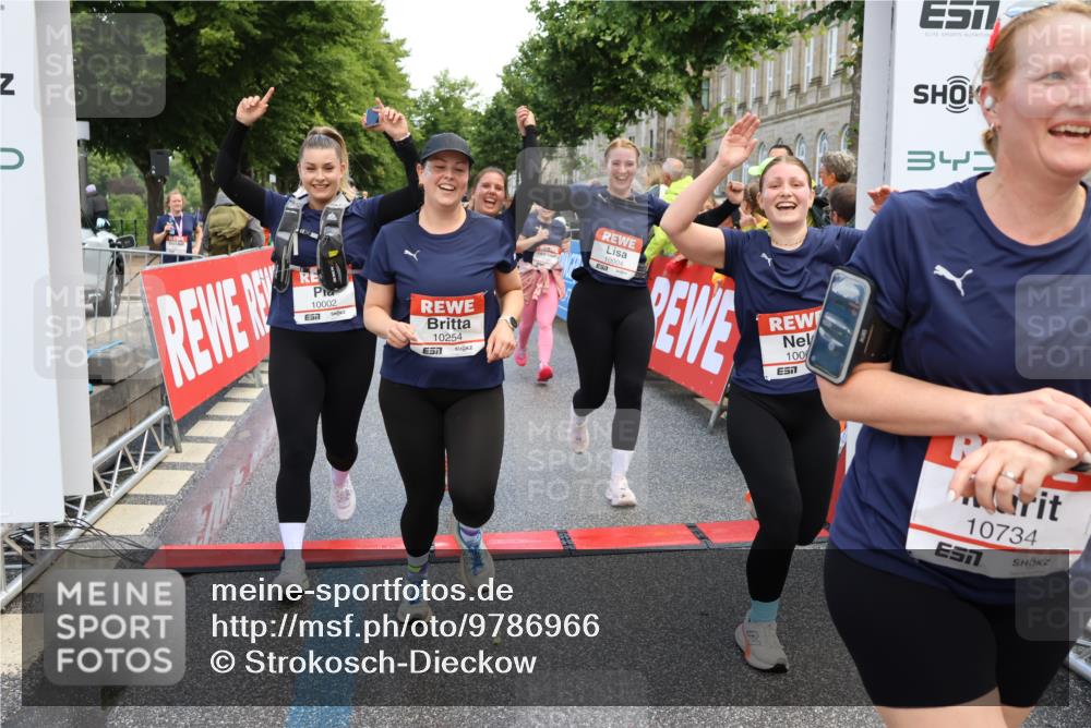 14.06.2026 - REWE Women's Run Strokosch-Dieckow http://msf.ph/oto/9786966 14.06.2026 10:11:49 Ziel 10001, 10002, 10003, 10004, 10005, 10130, 10137, 10240, 10254, 10734, 10981, 11017, 11260, 11488, 11495 meine-sportfotos.de