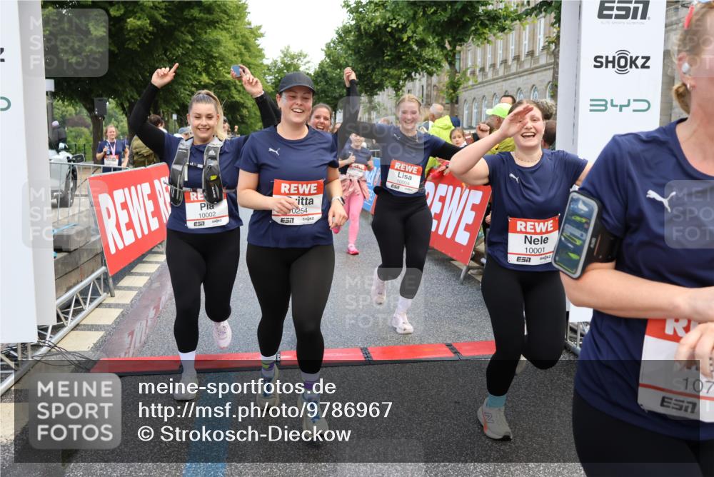 14.06.2026 - REWE Women's Run Strokosch-Dieckow http://msf.ph/oto/9786967 14.06.2026 10:11:49 Ziel 10001, 10002, 10003, 10004, 10005, 10130, 10137, 10240, 10254, 10734, 10981, 11017, 11260, 11488, 11495 meine-sportfotos.de