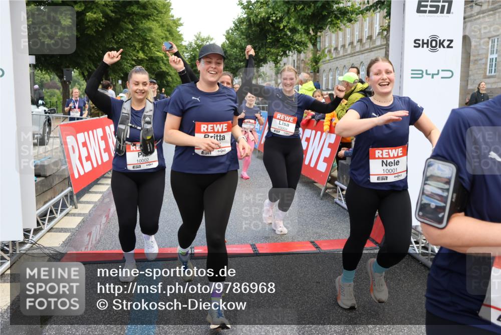 14.06.2026 - REWE Women's Run Strokosch-Dieckow http://msf.ph/oto/9786968 14.06.2026 10:11:49 Ziel 10001, 10002, 10003, 10004, 10005, 10130, 10137, 10240, 10254, 10734, 10981, 11017, 11260, 11488, 11495 meine-sportfotos.de