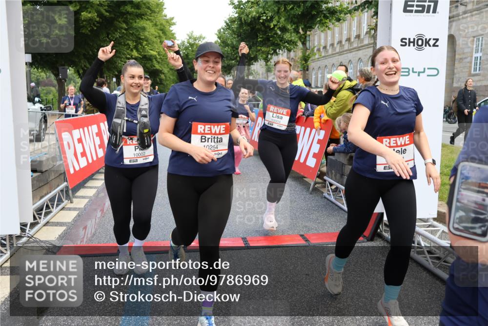 14.06.2026 - REWE Women's Run Strokosch-Dieckow http://msf.ph/oto/9786969 14.06.2026 10:11:49 Ziel 10001, 10002, 10003, 10004, 10005, 10130, 10137, 10240, 10254, 10734, 10981, 11017, 11260, 11488, 11495 meine-sportfotos.de