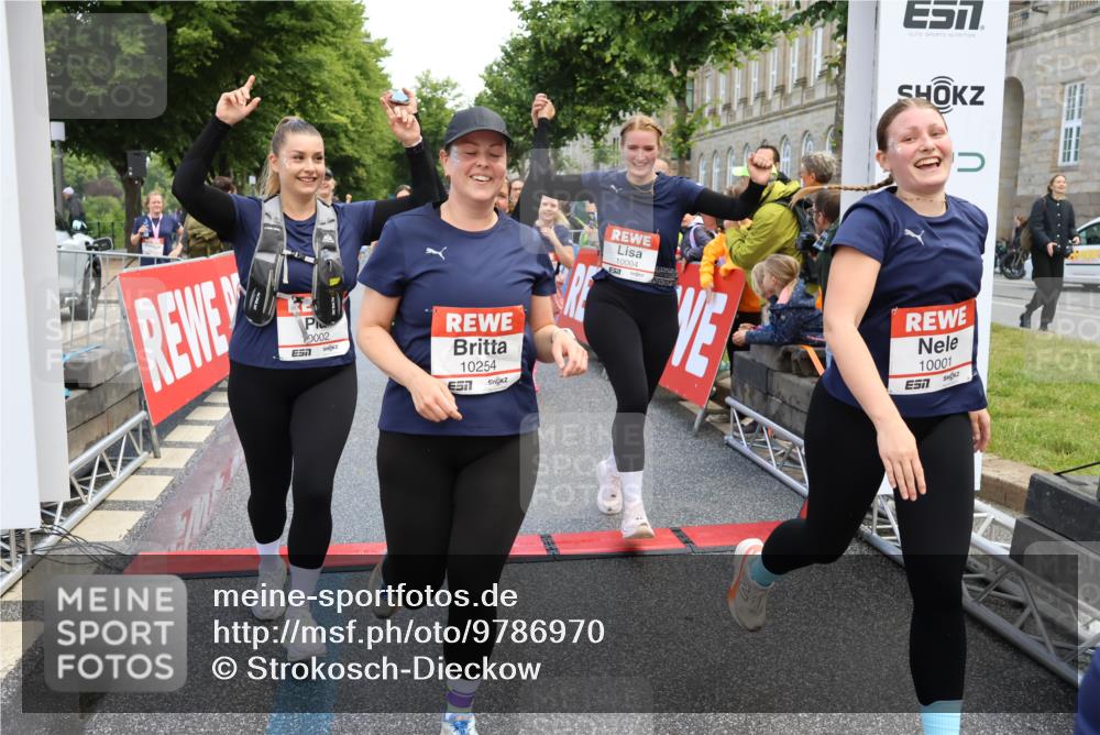 14.06.2026 - REWE Women's Run Strokosch-Dieckow http://msf.ph/oto/9786970 14.06.2026 10:11:49 Ziel 10001, 10002, 10003, 10004, 10005, 10130, 10137, 10240, 10254, 10734, 10981, 11017, 11260, 11488, 11495 meine-sportfotos.de