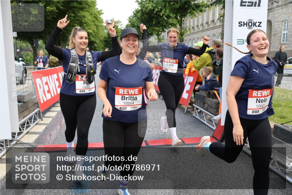 14.06.2026 - REWE Women's Run Strokosch-Dieckow http://msf.ph/oto/9786971 14.06.2026 10:11:49 Ziel 10001, 10002, 10003, 10004, 10005, 10130, 10137, 10240, 10254, 10734, 10981, 11017, 11260, 11488, 11495 meine-sportfotos.de