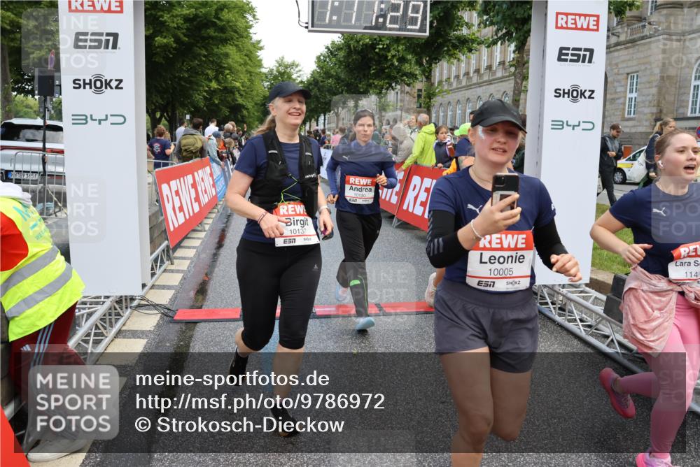 14.06.2026 - REWE Women's Run Strokosch-Dieckow http://msf.ph/oto/9786972 14.06.2026 10:11:51 Ziel 10001, 10002, 10003, 10004, 10005, 10130, 10137, 10240, 10247, 10254, 10734, 10981, 11017, 11260, 11495 meine-sportfotos.de