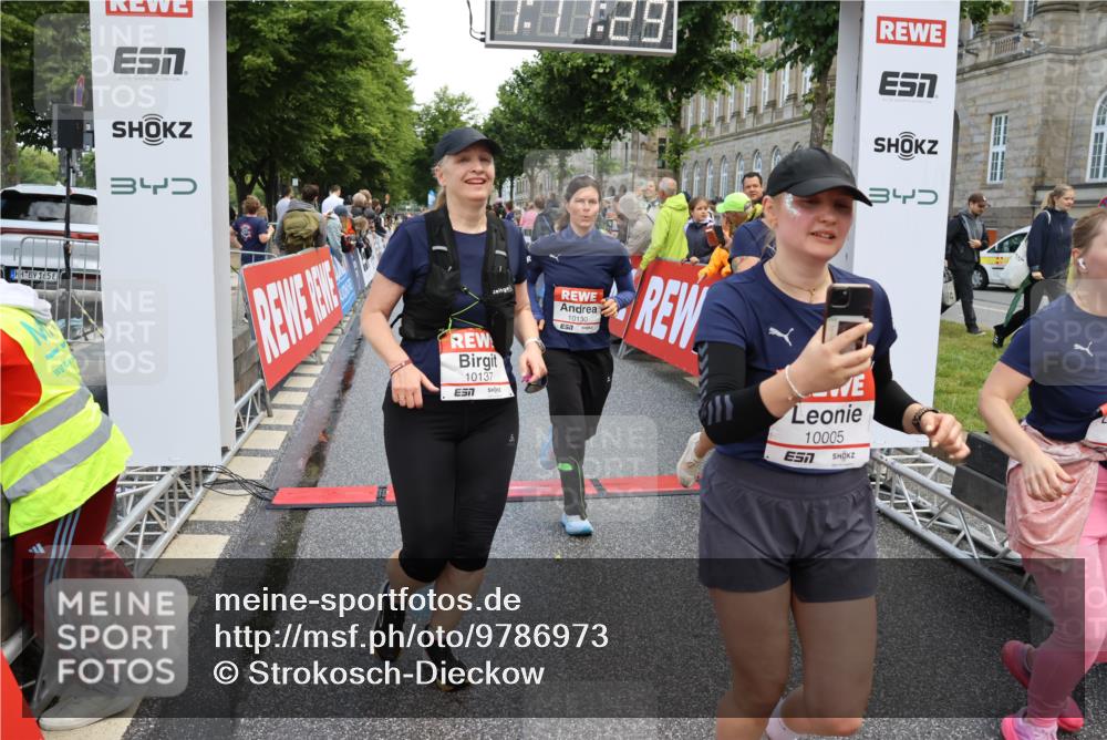 14.06.2026 - REWE Women's Run Strokosch-Dieckow http://msf.ph/oto/9786973 14.06.2026 10:11:51 Ziel 10001, 10002, 10003, 10004, 10005, 10130, 10137, 10240, 10247, 10254, 10734, 10981, 11017, 11260, 11495 meine-sportfotos.de