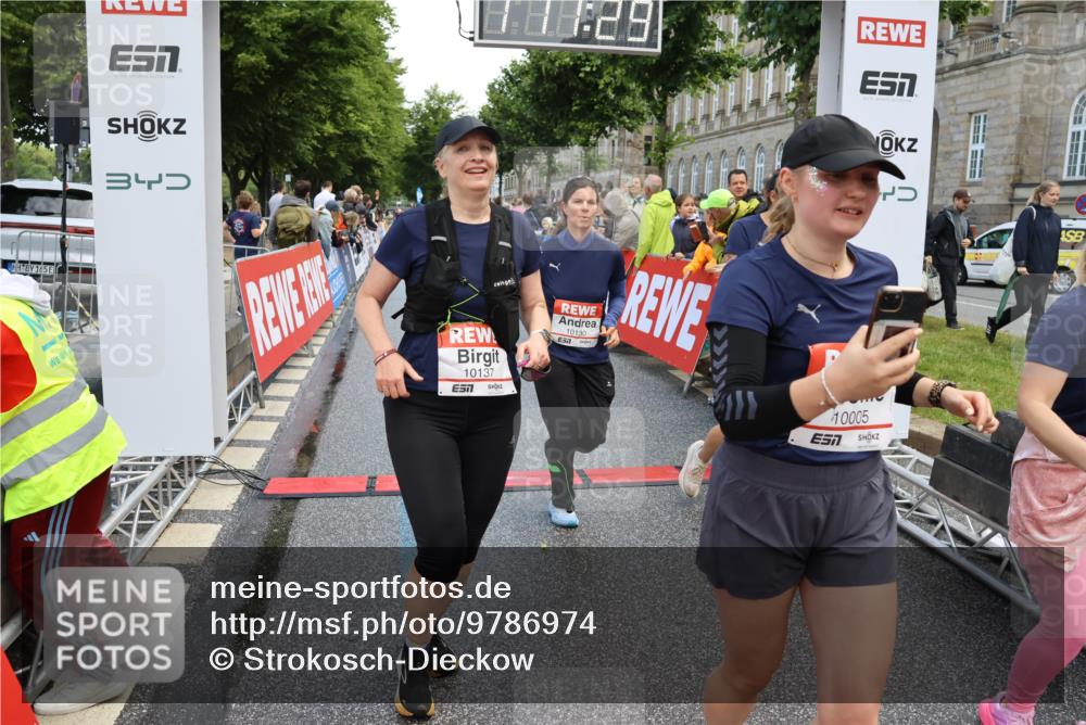 14.06.2026 - REWE Women's Run Strokosch-Dieckow http://msf.ph/oto/9786974 14.06.2026 10:11:51 Ziel 10001, 10002, 10003, 10004, 10005, 10130, 10137, 10240, 10247, 10254, 10734, 10981, 11017, 11260, 11495 meine-sportfotos.de