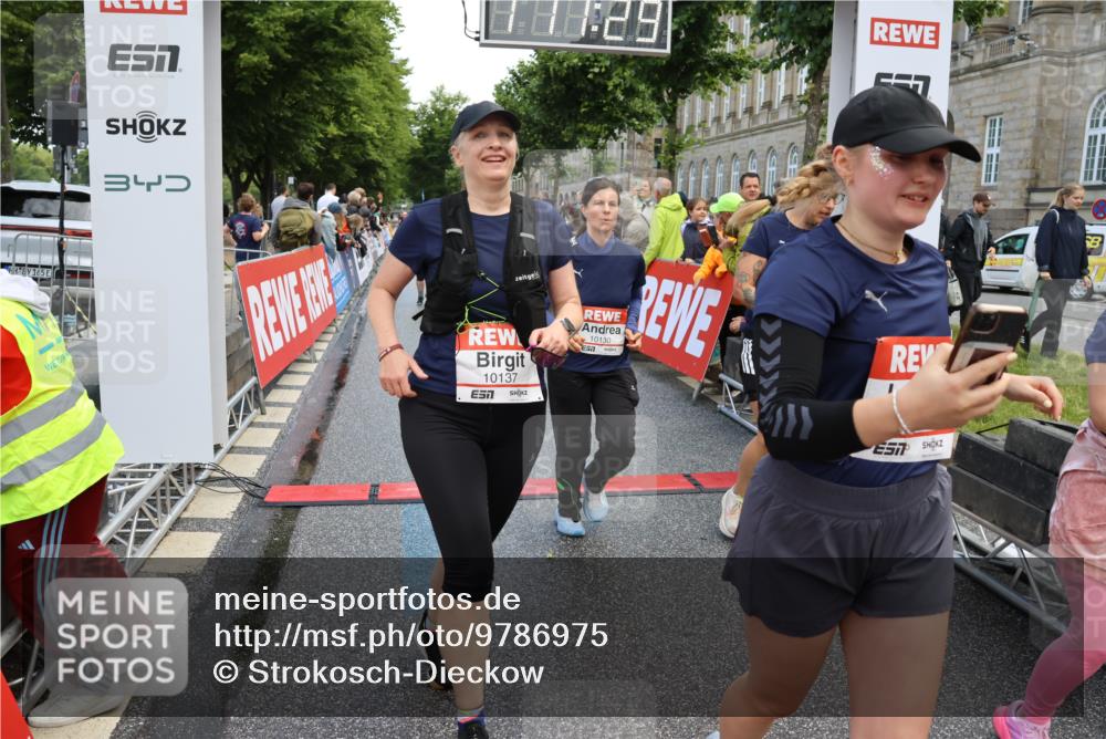 14.06.2026 - REWE Women's Run Strokosch-Dieckow http://msf.ph/oto/9786975 14.06.2026 10:11:51 Ziel 10001, 10002, 10003, 10004, 10005, 10130, 10137, 10240, 10247, 10254, 10734, 10981, 11017, 11260, 11495 meine-sportfotos.de