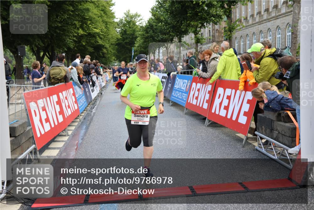14.06.2026 - REWE Women's Run Strokosch-Dieckow http://msf.ph/oto/9786978 14.06.2026 10:11:54 Ziel 10001, 10002, 10003, 10004, 10005, 10086, 10130, 10137, 10247, 10254, 10325, 10734, 10981, 11017, 11495 meine-sportfotos.de