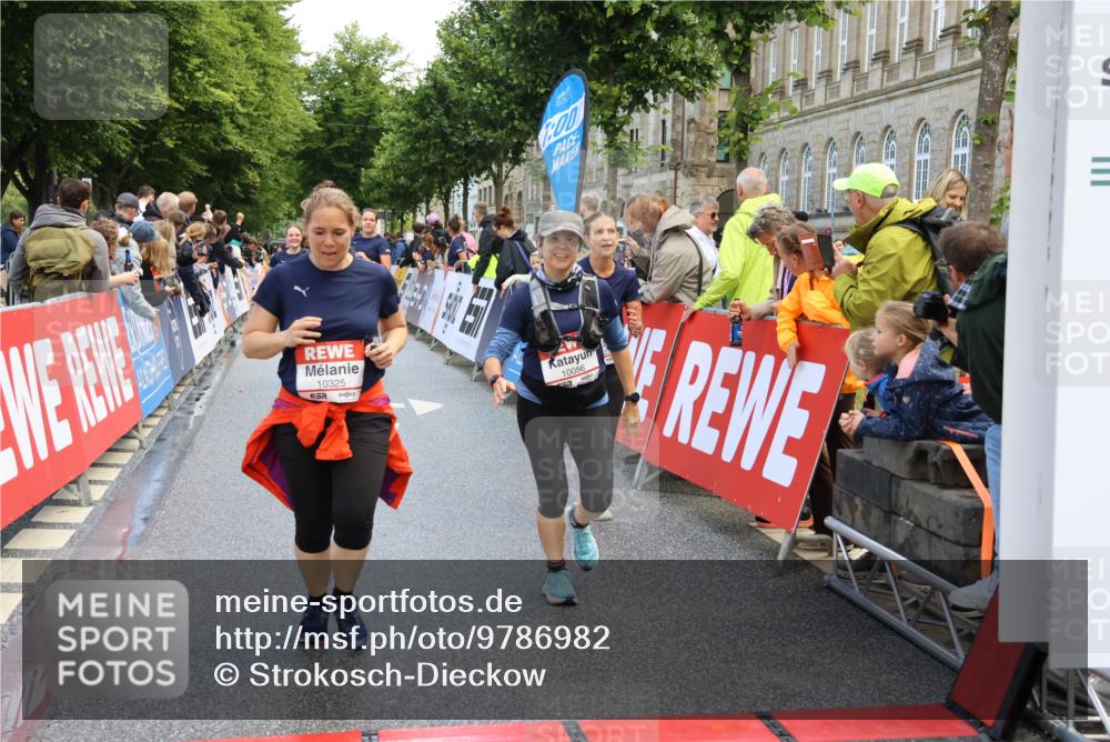 14.06.2026 - REWE Women's Run Strokosch-Dieckow http://msf.ph/oto/9786982 14.06.2026 10:11:58 Ziel 10005, 10086, 10130, 10137, 10247, 10325, 10804, 10981, 11223, 11494, 11495 meine-sportfotos.de