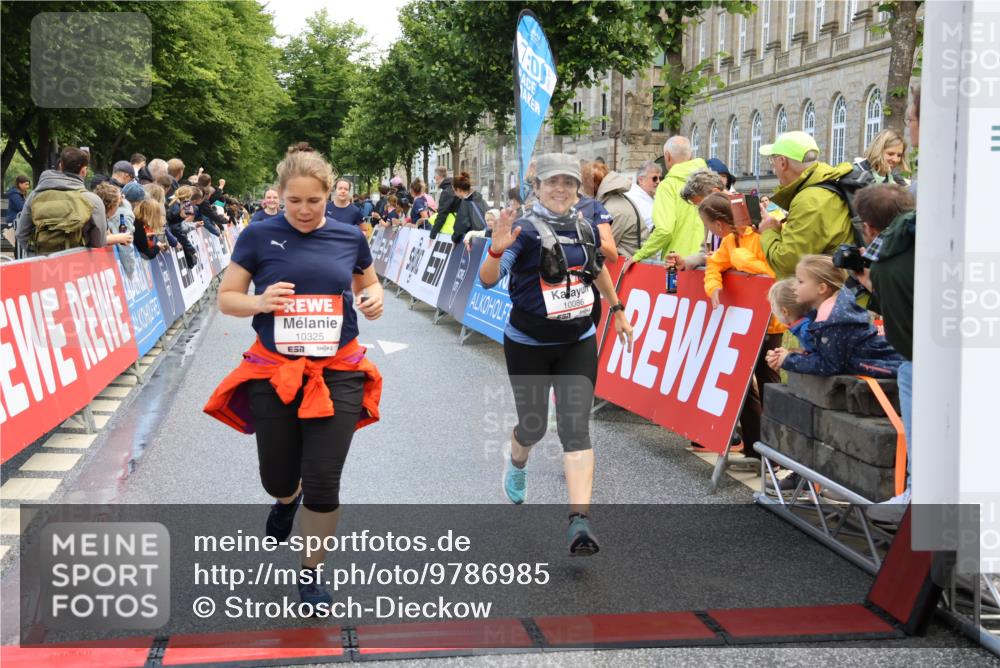 14.06.2026 - REWE Women's Run Strokosch-Dieckow http://msf.ph/oto/9786985 14.06.2026 10:11:58 Ziel 10005, 10086, 10130, 10137, 10247, 10325, 10804, 10981, 11223, 11494, 11495 meine-sportfotos.de
