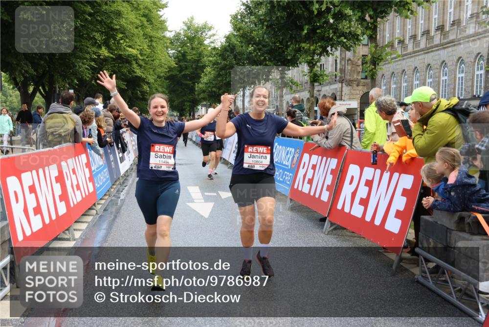 14.06.2026 - REWE Women's Run Strokosch-Dieckow http://msf.ph/oto/9786987 14.06.2026 10:12:01 Ziel 10086, 10247, 10325, 10769, 10770, 10804, 11223, 11494 meine-sportfotos.de